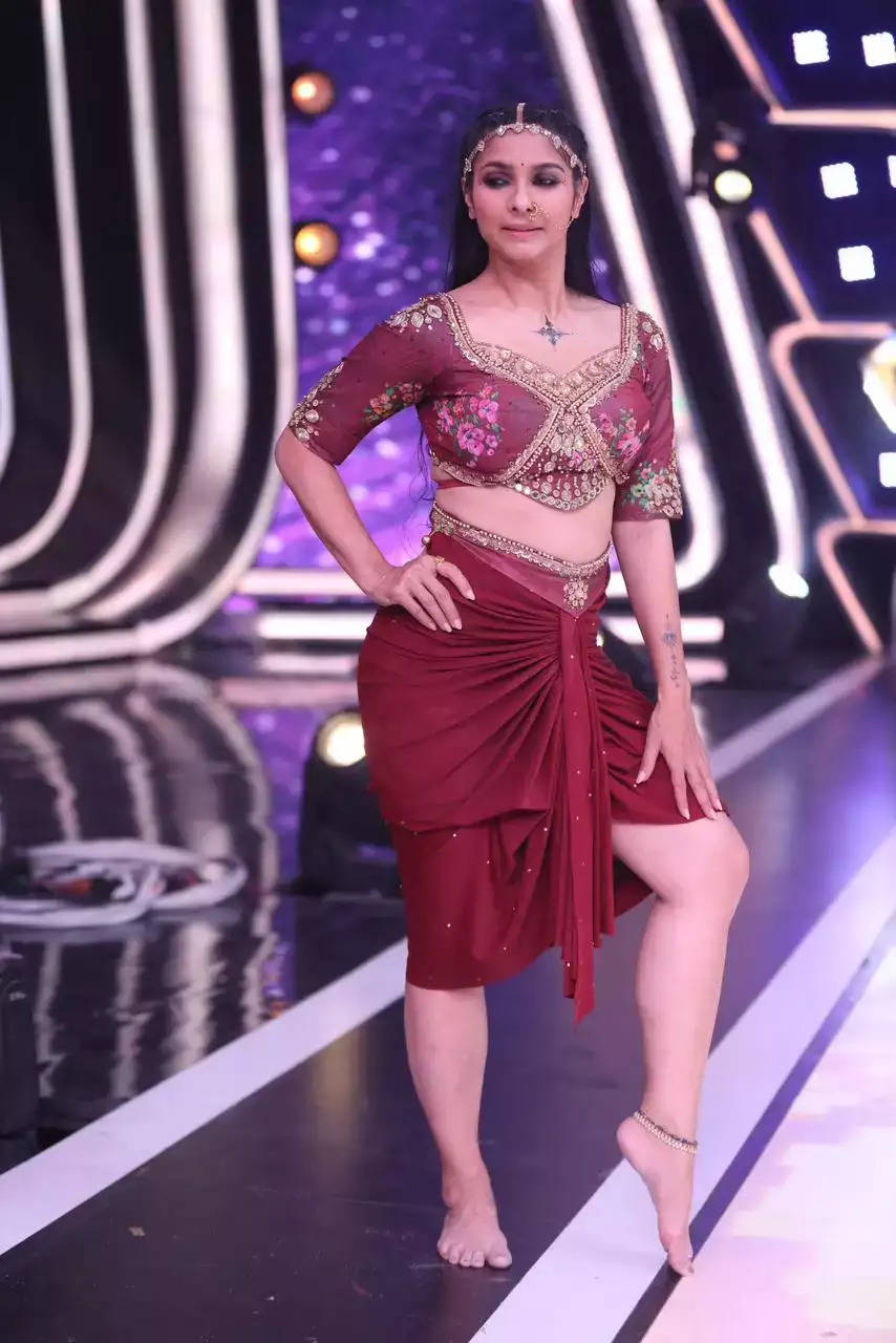 तनीषा मुखर्जी ने झलक दिखला जा में 'हाय रामा' ट्रैक पर अपने जबरदस्त डांस से सोशल मीडिया पर जलवा बिखेरा!