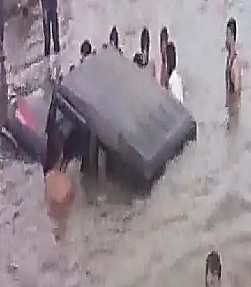 Indore News: इंदौर के चोरल डैम के किनारे स्टंट करते पानी में गई थार, मुश्किल से बची युवकों की जान