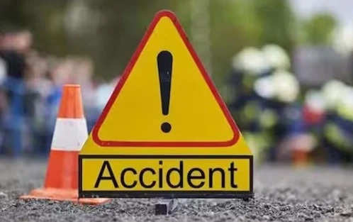 तेलंगाना के मेडक में कार और ट्रक की टक्कर, 2 लोगों की मौत