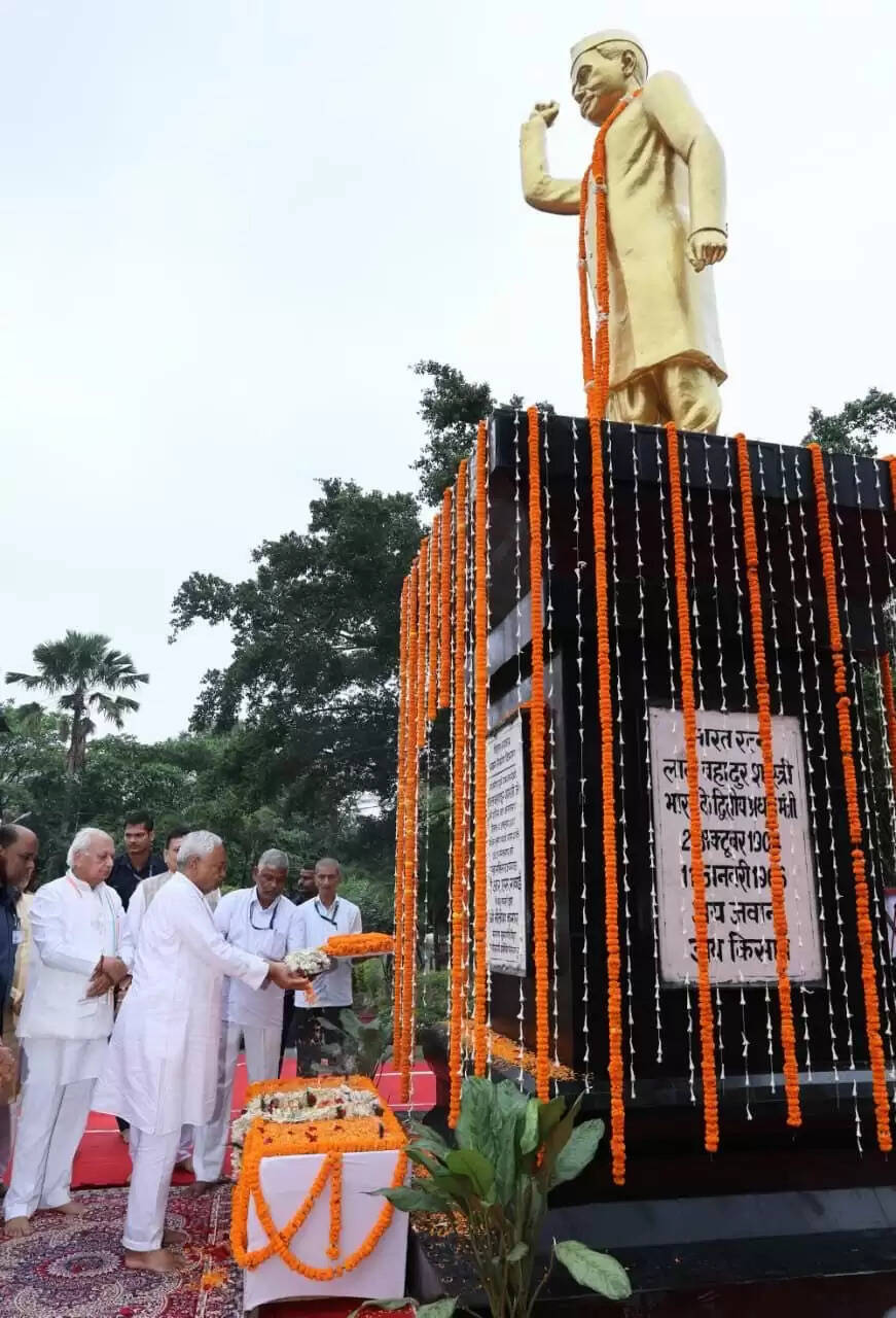पटना में धूमधाम से मनाई गई लाल बहादुर शास्त्री जी की जयंती, सीएम नीतीश&nbsp;एवं राज्यपाल ने दी श्रद्धांजलि