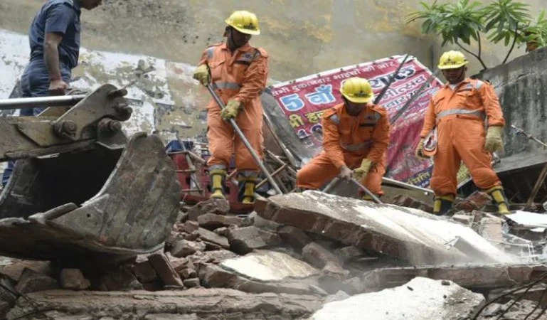 दिल्ली में बड़ा हादसा, चर्च की ढाई मंजिला इमारत भरभराकर ढही, 3 घायल, बचाव कार्य जारी