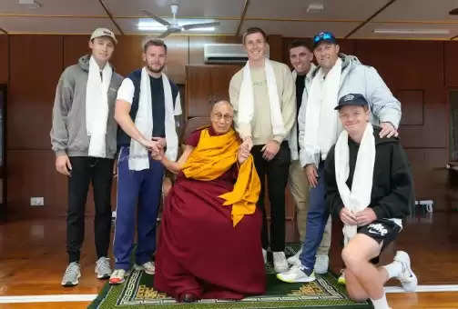 इंग्लैंड टीम के खिलाड़ियों ने तिब्बती धर्मगुरु दलाई लामा से लिया आशीर्वाद