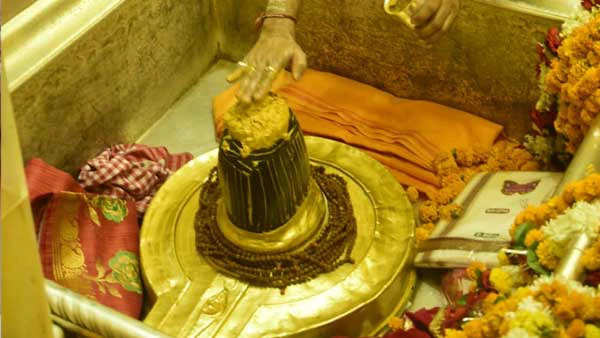 वाराणसी में मंदिर और शिवालयों में उमड़ी भीड़
