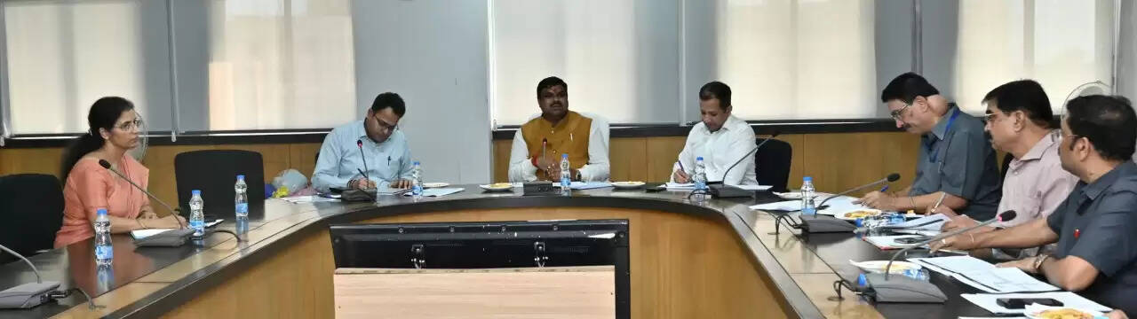 CG News: स्कूल शिक्षा मंत्री गजेन्द्र यादव ने लोक शिक्षण संचालनालय के अधिकारियों की ली समीक्षा बैठक