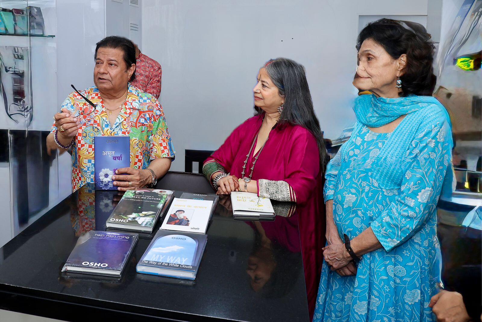Osho’s first bookstore in the city, “Osho Glimpse,” was inaugurated at Andheri West by Padma Shri Anup Jalota and acclaimed singer Rekha Bhardwaj